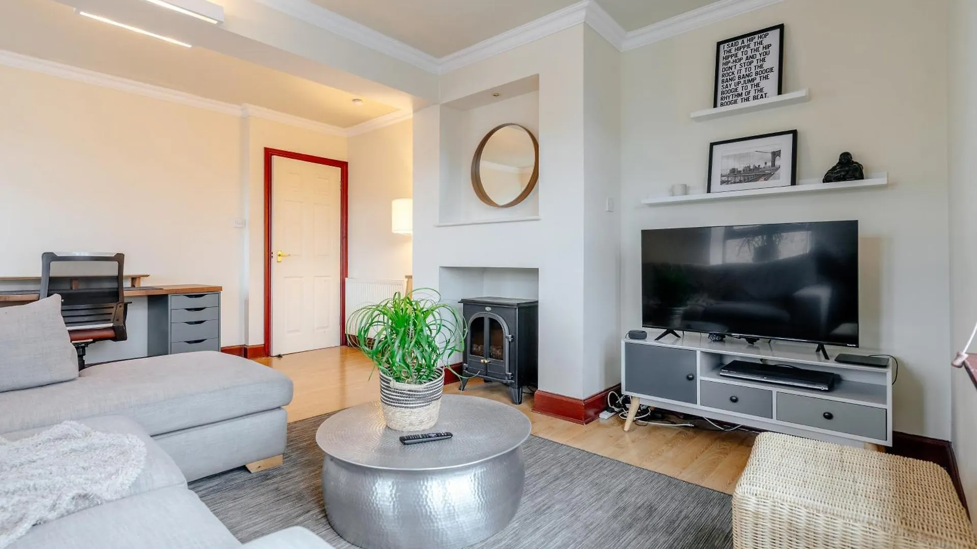 Comfortable Leith Free Parking Эдинбург