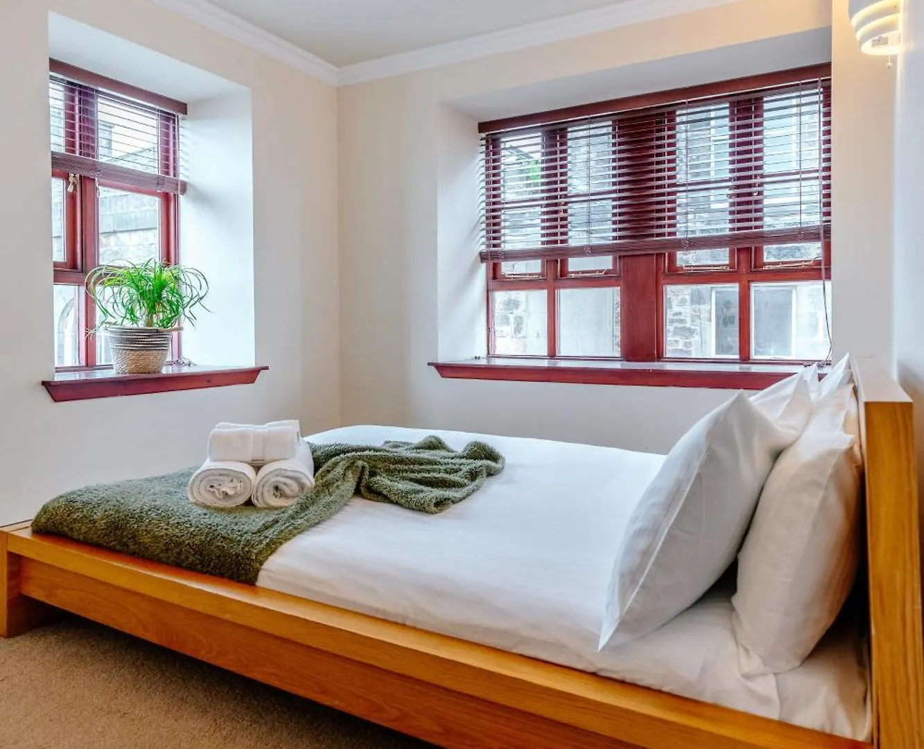 Comfortable Leith Free Parking Эдинбург